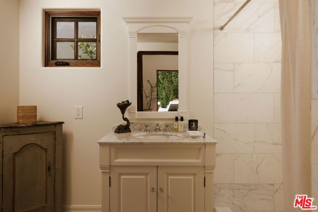124 N Woodburn Drive, Los Angeles, CA 90049