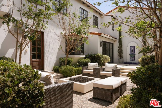 124 N Woodburn Drive, Los Angeles, CA 90049