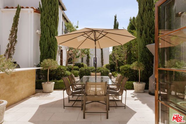 124 N Woodburn Drive, Los Angeles, CA 90049