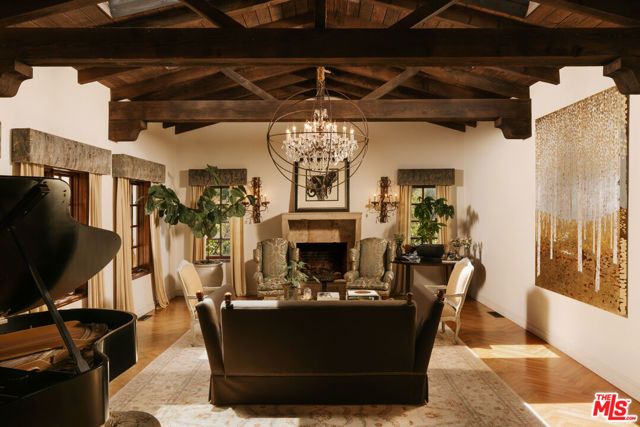 124 N Woodburn Drive, Los Angeles, CA 90049