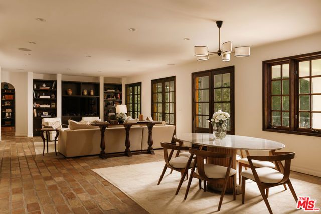 124 N Woodburn Drive, Los Angeles, CA 90049