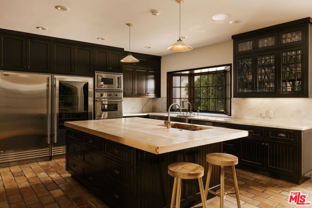 124 N Woodburn Drive, Los Angeles, CA 90049