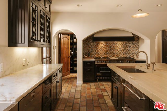 124 N Woodburn Drive, Los Angeles, CA 90049