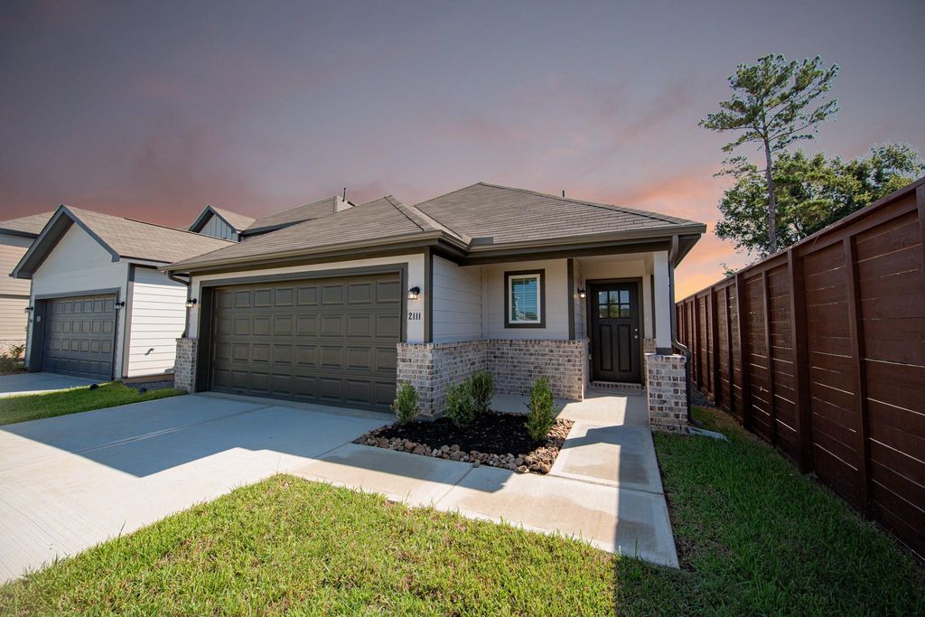 2111 Oakwood Terrace Drive, Houston, TX 77090