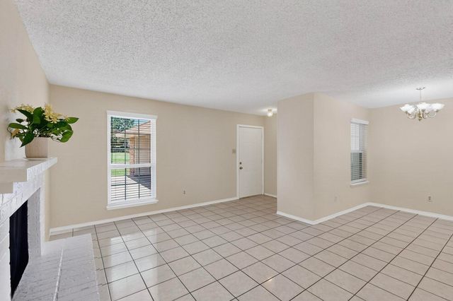 2707-2709 Petersburg Drive, Arlington, TX 76014