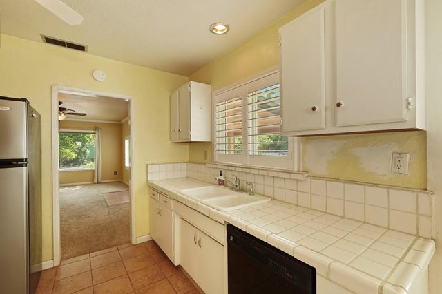13710 E Church St, Lockeford, CA 95237