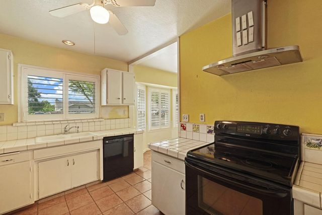 13710 E Church St, Lockeford, CA 95237