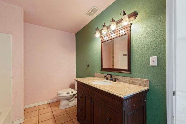 13710 E Church St, Lockeford, CA 95237