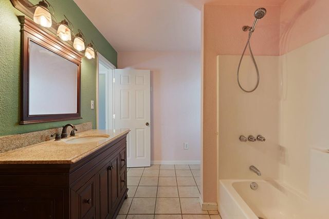 13710 E Church St, Lockeford, CA 95237