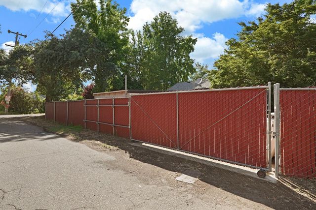 13710 E Church St, Lockeford, CA 95237