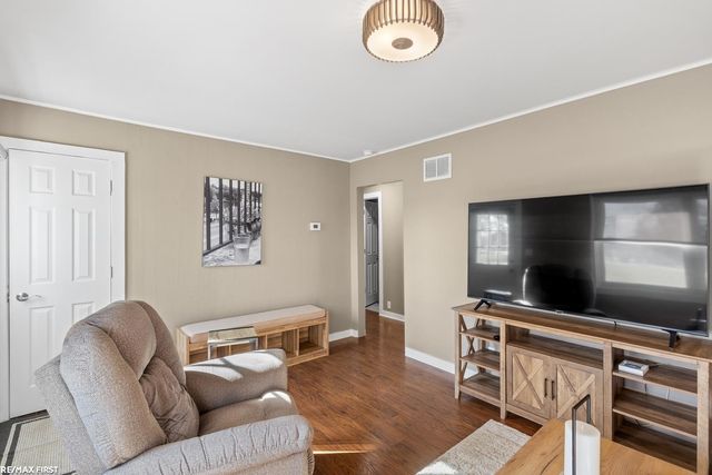 1060 S Kalamazoo Avenue, Marshall, MI 49068