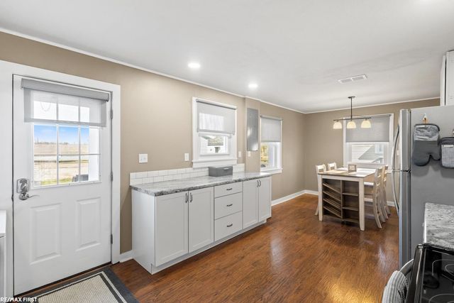 1060 S Kalamazoo Avenue, Marshall, MI 49068