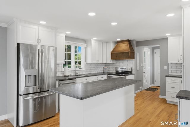 9 Pond Side Drive, Wethersfield, CT 06109