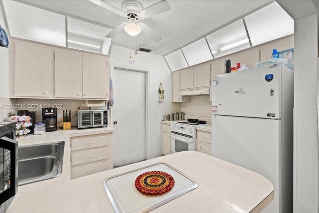 5721 NW 87th Ave, Tamarac, FL 33321
