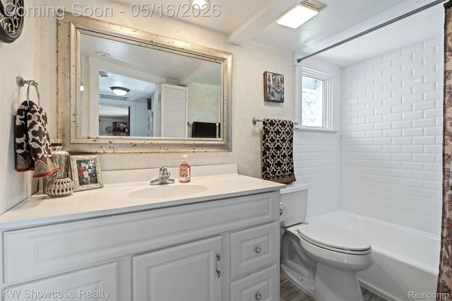 4693 Forest Avenue, Waterford Charter Township, MI 48328