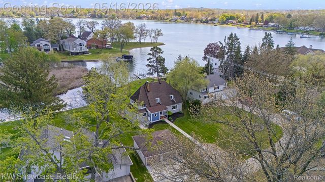 4693 Forest Avenue, Waterford Charter Township, MI 48328