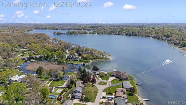 4693 Forest Avenue, Waterford Charter Township, MI 48328