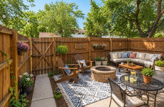4028 Oxford Court, Streamwood, IL 60107