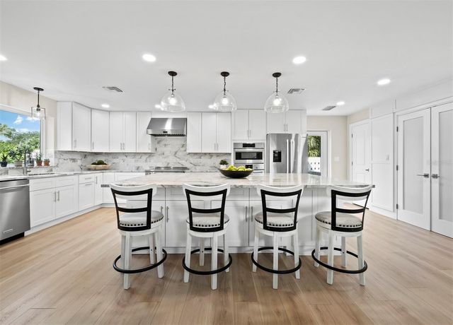 430 ISLAND CIRCLE, Sarasota, FL 34242