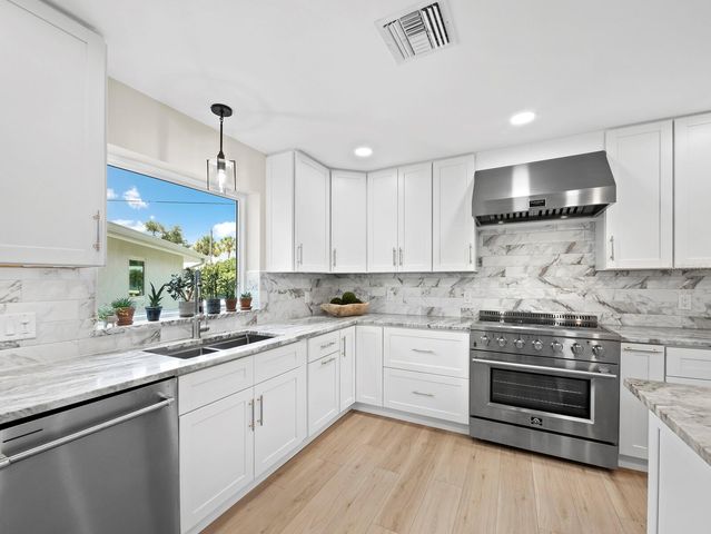 430 ISLAND CIRCLE, Sarasota, FL 34242
