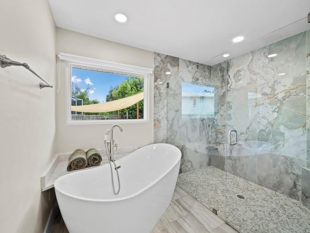 430 ISLAND CIRCLE, Sarasota, FL 34242