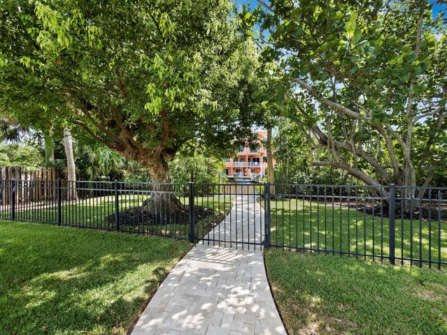 430 ISLAND CIRCLE, Sarasota, FL 34242