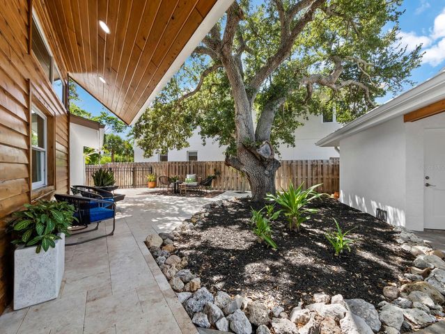 430 ISLAND CIRCLE, Sarasota, FL 34242