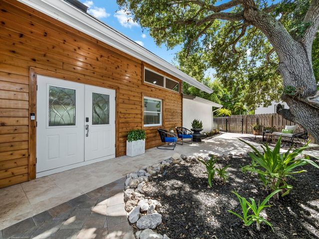 430 ISLAND CIRCLE, Sarasota, FL 34242