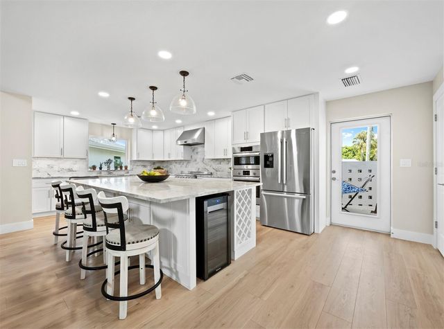 430 ISLAND CIRCLE, Sarasota, FL 34242