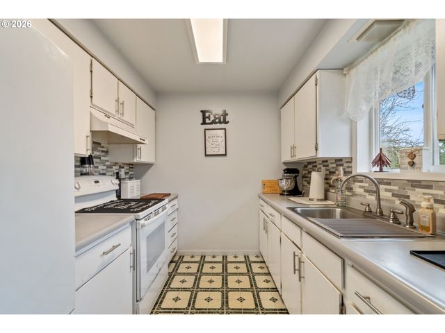 608 COTTONWOOD Ave, Tillamook, OR 97141