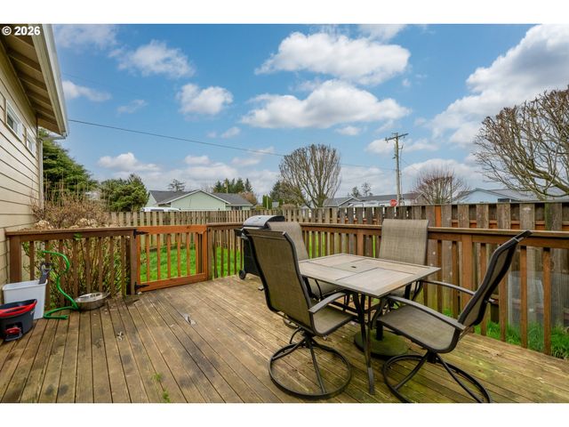 608 COTTONWOOD Ave, Tillamook, OR 97141