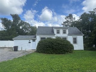 425 Landing Avenue, Smithtown, NY 11787
