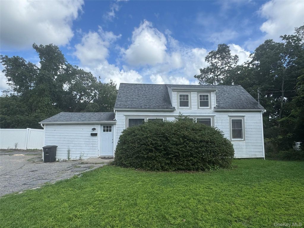425 Landing Avenue, Smithtown, NY 11787