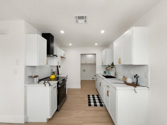 2343 S Sacramento St, Stockton, CA 95206