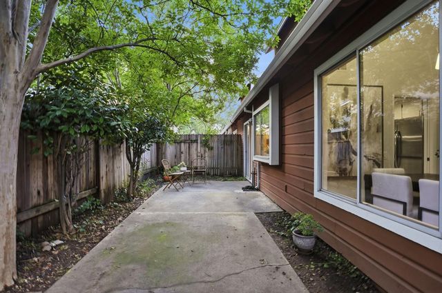 8 Coyle Creek Cir, Fair Oaks, CA 95628