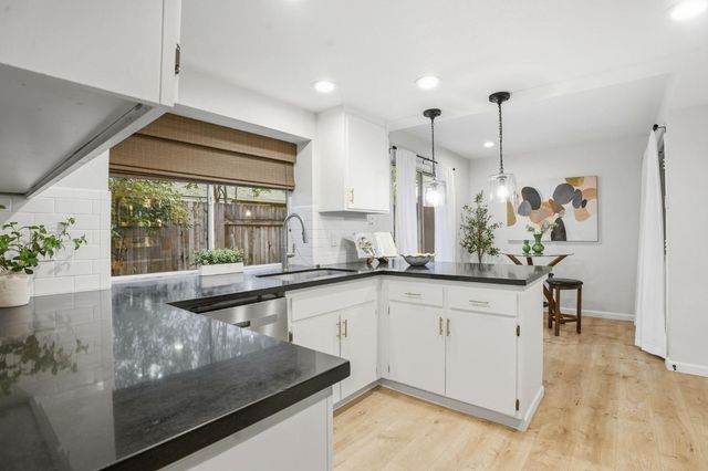 8 Coyle Creek Cir, Fair Oaks, CA 95628