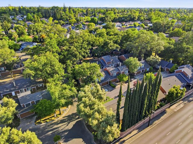 8 Coyle Creek Cir, Fair Oaks, CA 95628