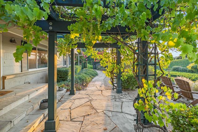 1389 Canyon Rd, Geyserville, CA 95441