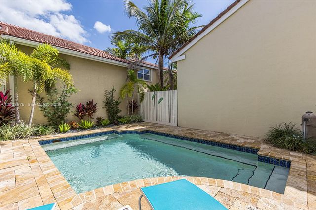 1125 Queen Palm Ct, Hollywood, FL 33019