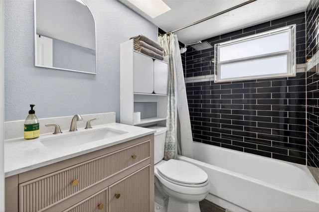 5810 VENETIAN BOULEVARD NE, St Petersburg, FL 33703