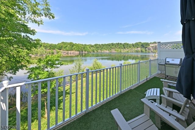 32 Rosewood Ct 32, North Haledon Boro, NJ 07508