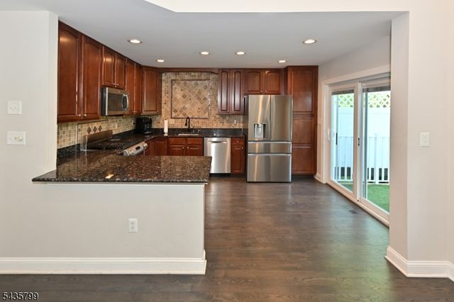 32 Rosewood Ct 32, North Haledon Boro, NJ 07508