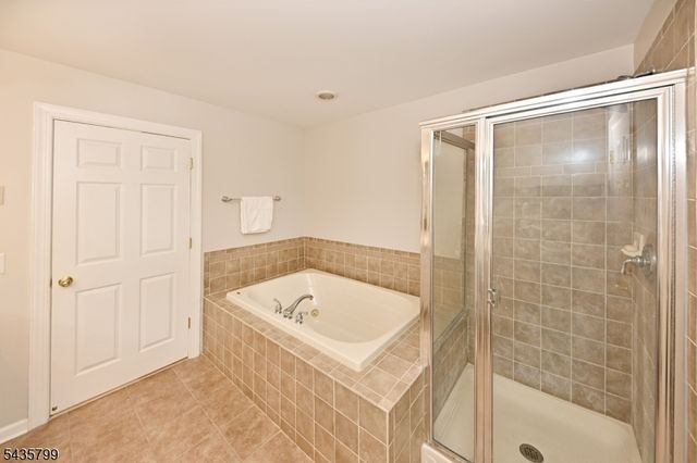 32 Rosewood Ct 32, North Haledon Boro, NJ 07508