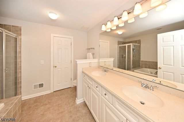 32 Rosewood Ct 32, North Haledon Boro, NJ 07508