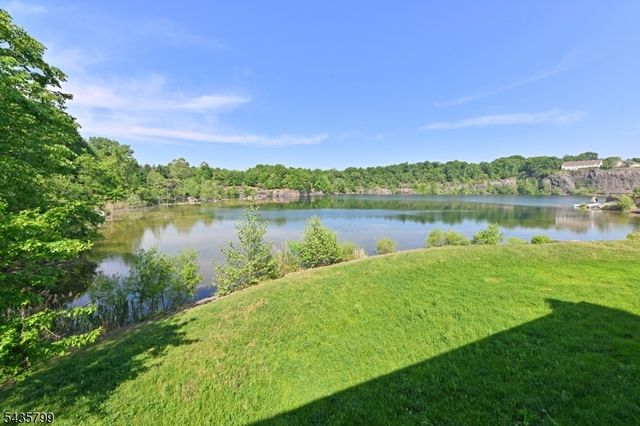 32 Rosewood Ct 32, North Haledon Boro, NJ 07508
