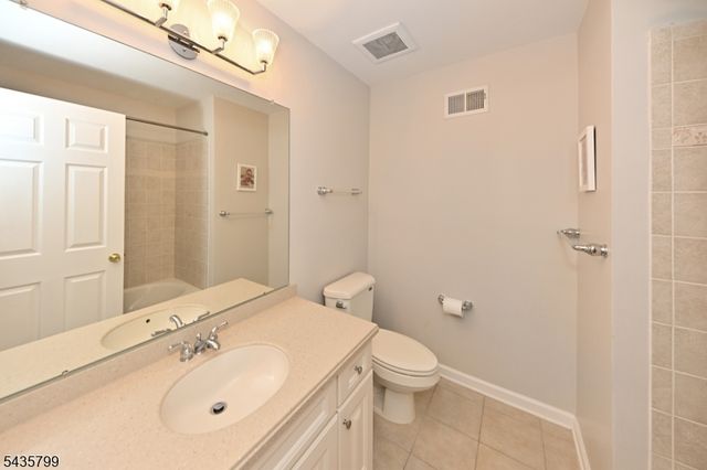 32 Rosewood Ct 32, North Haledon Boro, NJ 07508