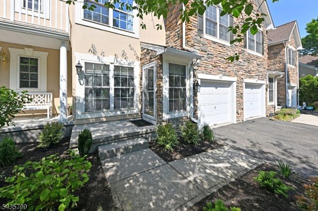 32 Rosewood Ct 32, North Haledon Boro, NJ 07508