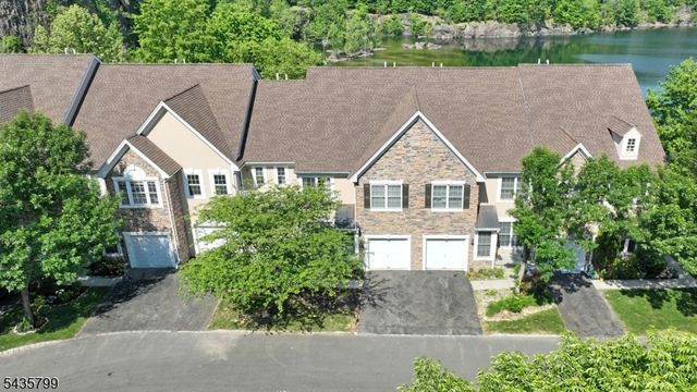 32 Rosewood Ct 32, North Haledon Boro, NJ 07508