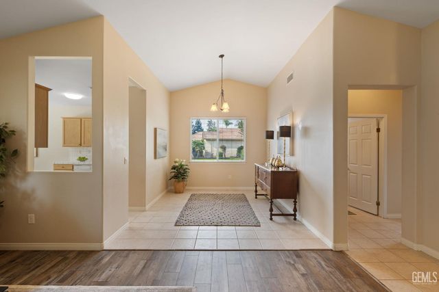 10017 Timeless Rose Court, Bakersfield, CA 93311