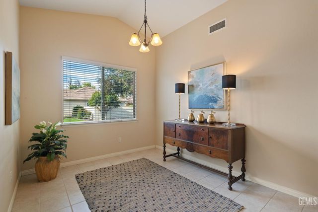 10017 Timeless Rose Court, Bakersfield, CA 93311